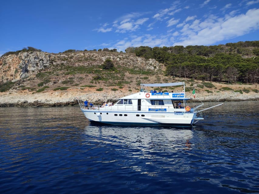Trapani: Yacht Excursion to Levanzo and Favignana with Lunch - Lunch aboard with water and wine