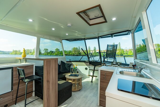 VIP Prague YachtBoat ONE Experience: All-You-Can-Drink - Beer, Prosecco, and the practical value of all-you-can-drink