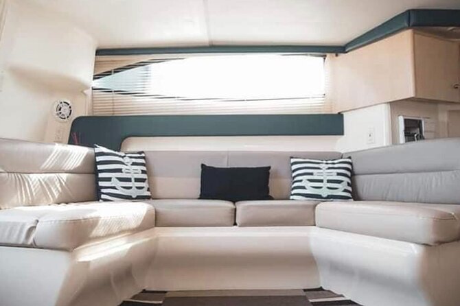 Yacht Carver - Luxury Private Yacht Tour - Cruising the Pacific Coast for rocks and wildlife