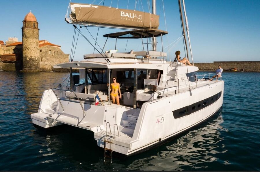 Yacht catamaran trip to the Lavezzi Islands - A clear-water cove for swimming and snorkeling