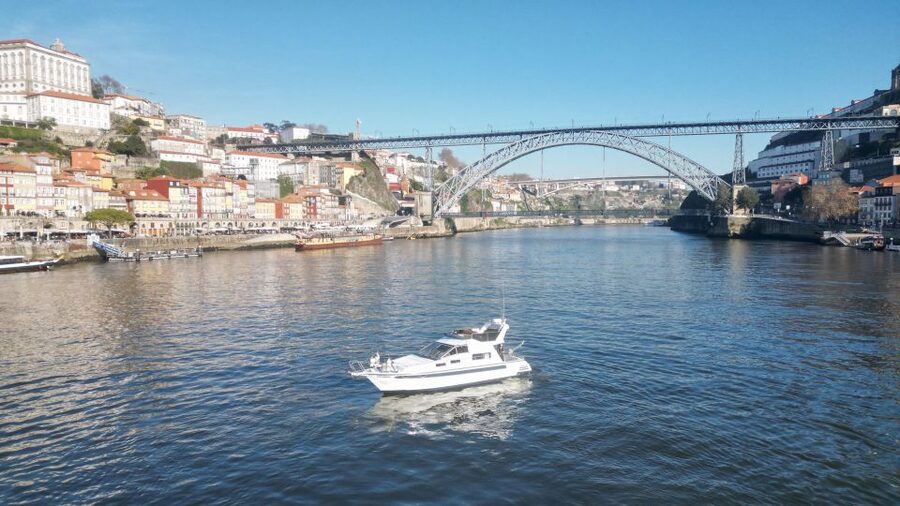 Yacht Douro Tour - Seeing Porto and Vila Nova de Gaia from the water