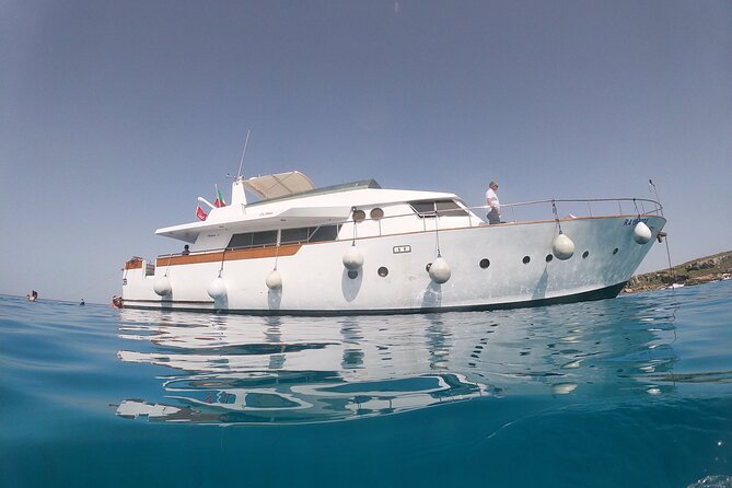 Yacht excursion Shalimar IV - The first hour: sailing past Favignana’s coves