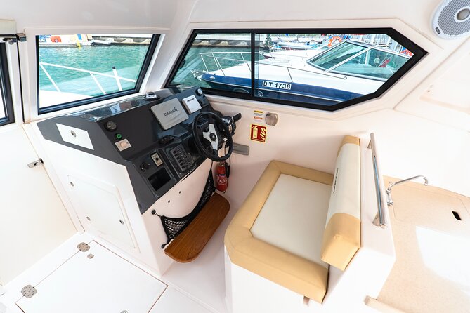 Yachting in Dubai: Book 36 ft Yacht Charter up to 10 people - Comfort, service, and the important capacity warning